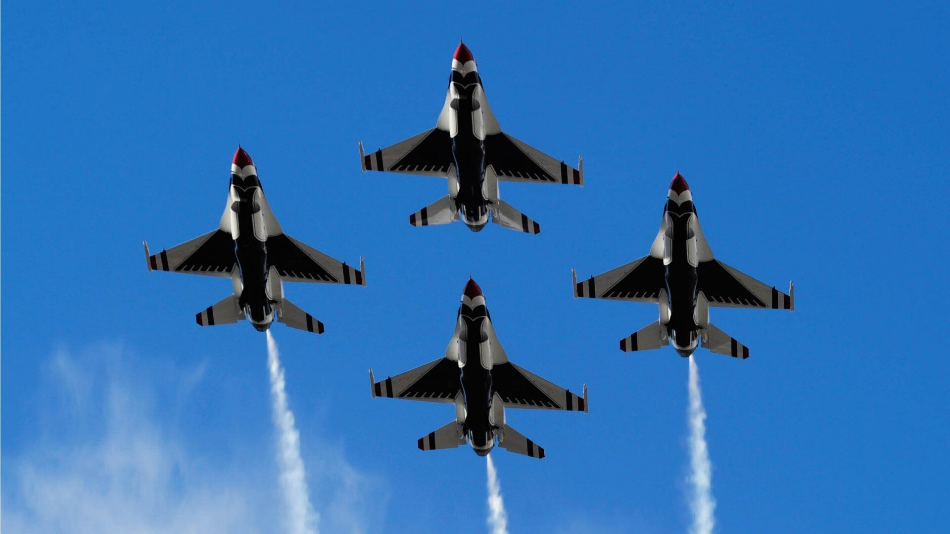 “英超争冠激战正酣，胜负瞬息万变”，“英超”